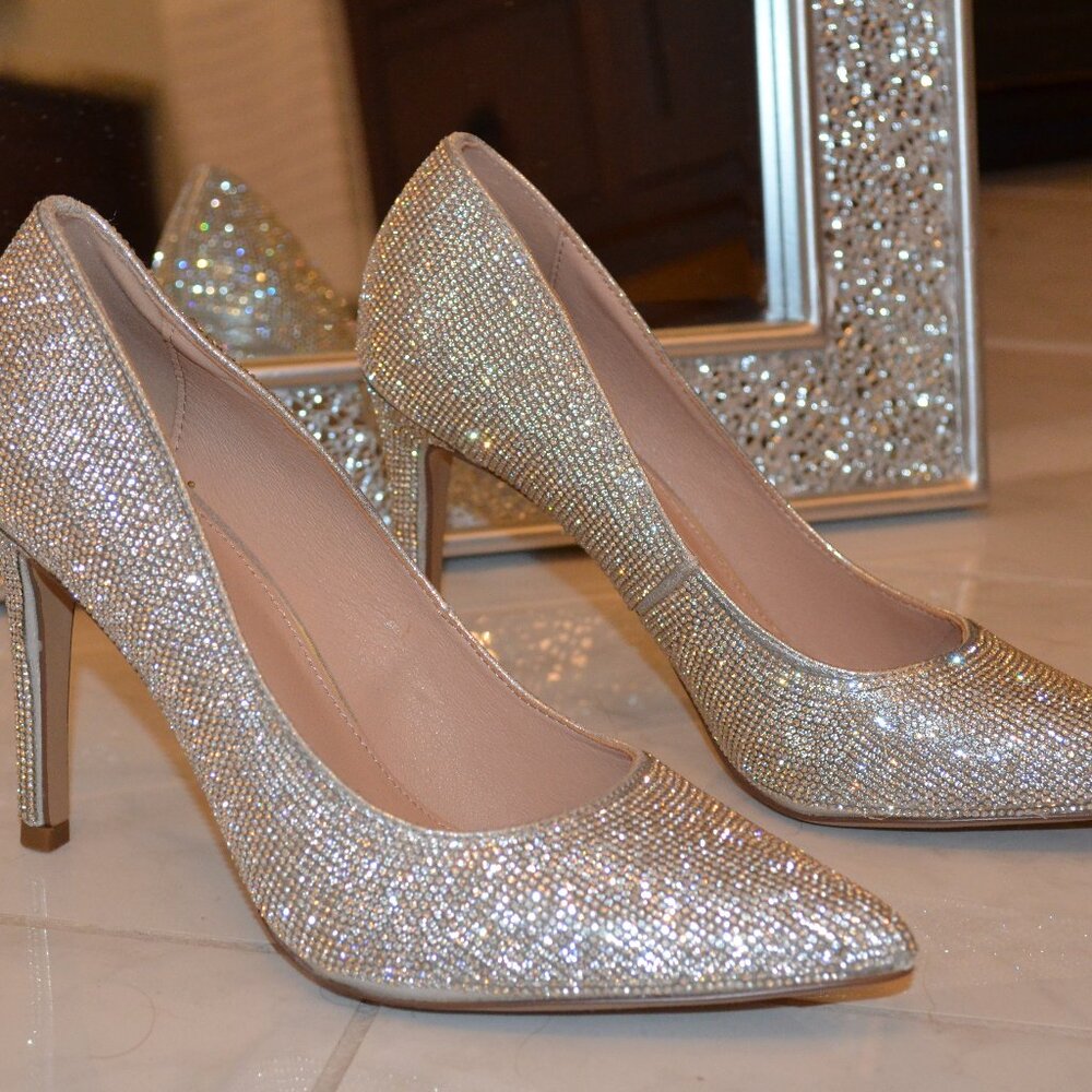 Stunning Crystal Close toe Pump Size 9